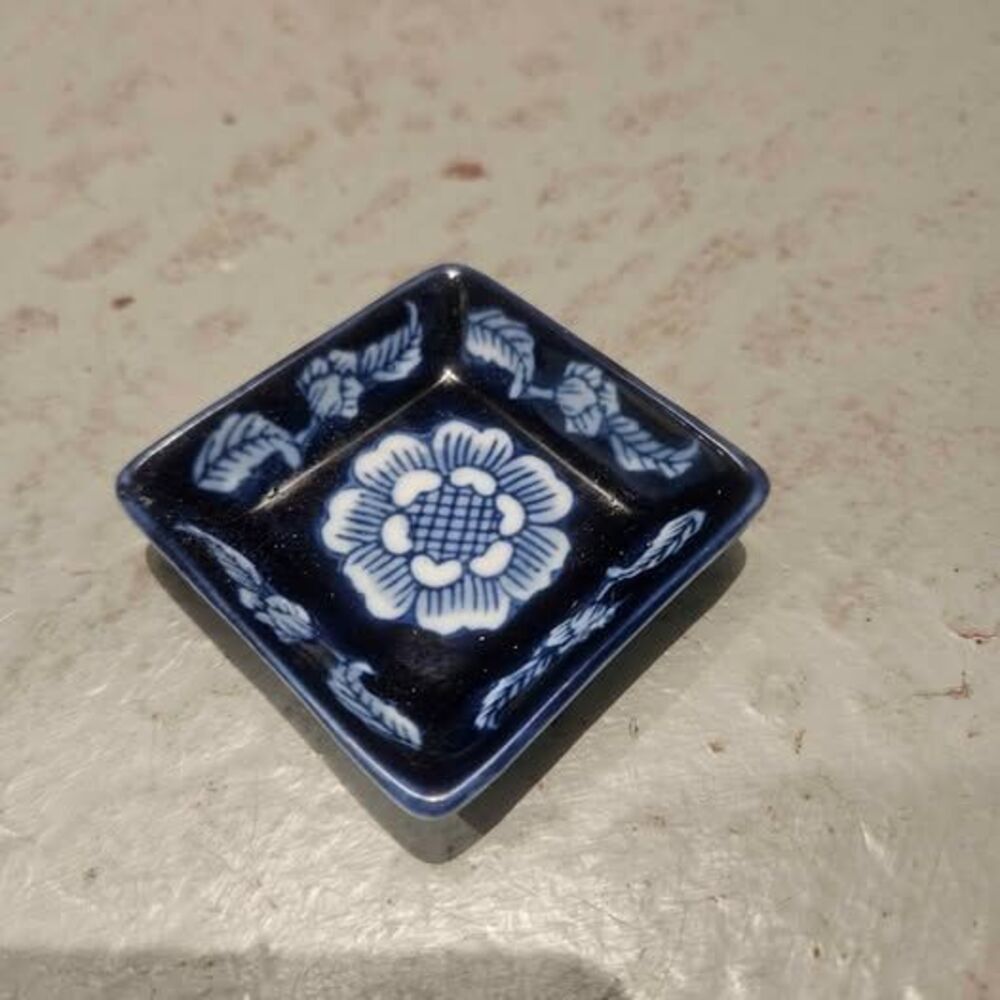 PIER ONE ASIAN MINI PORCELAIN CONDIMENT SQUARE BOWLS COLBALT BLUE AND White